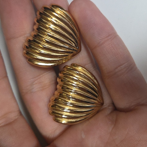 Nwt Heaven Mayhem Similar Waterproof Heart Leaf Earrings - Picture 5 of 5